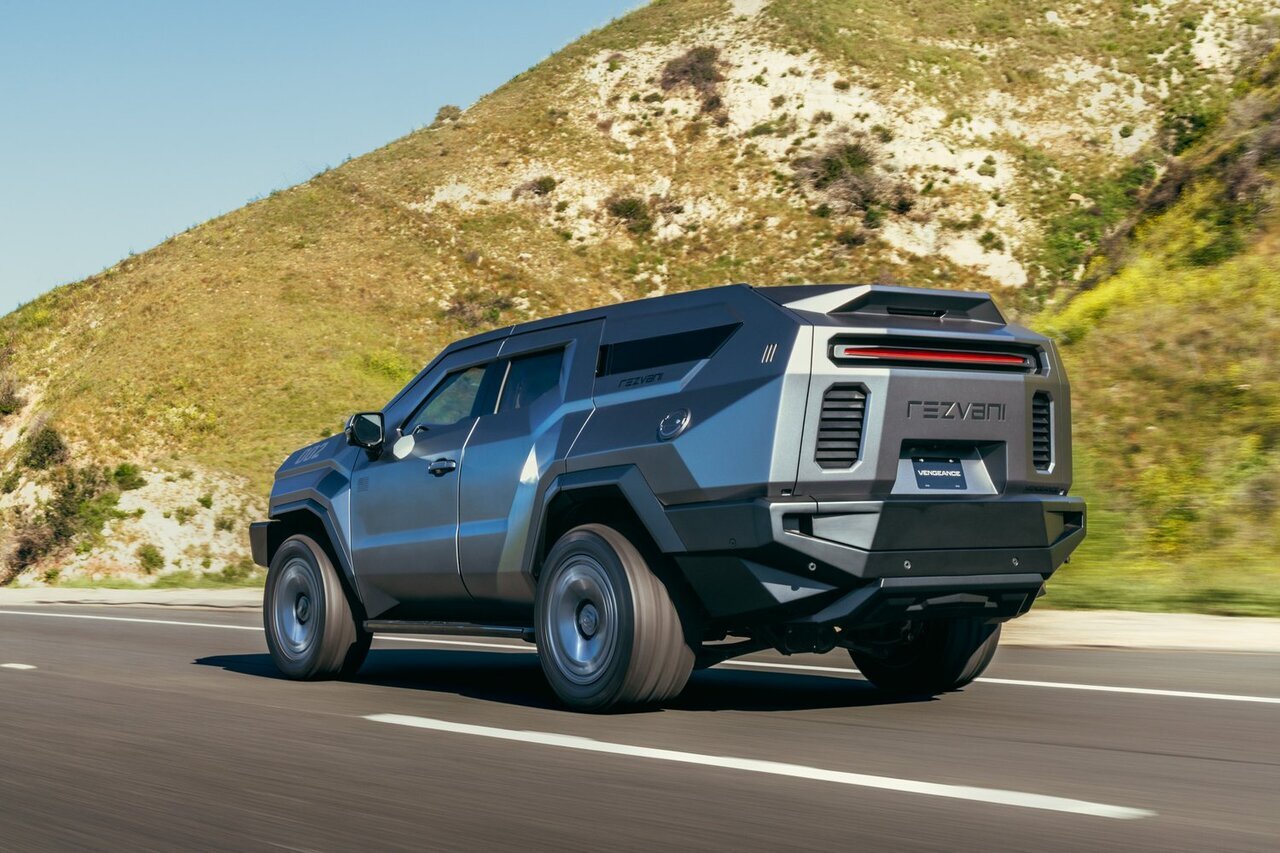 رضوانی غول‌ پیکر در خیابان‌ فرشته؛ واقعی یا کیک؟