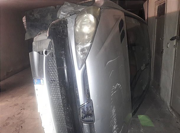 واژگونی عجیب پژو ۲۰۶ در پارکینگ خانه