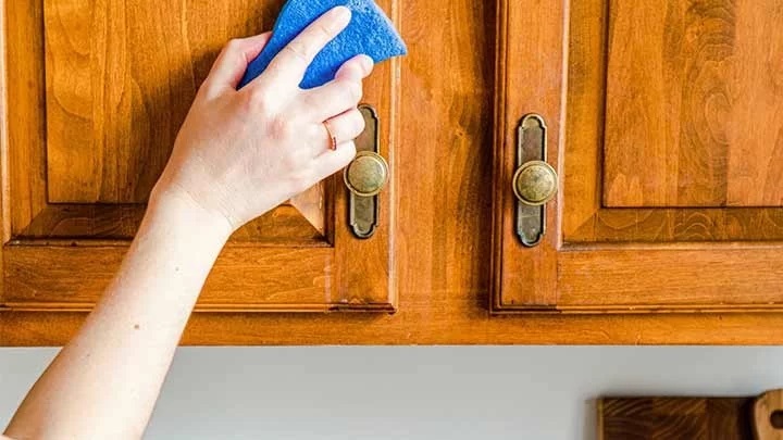 بهترین و ساده‌ترین روش‌های تمیز کردن کابینت
