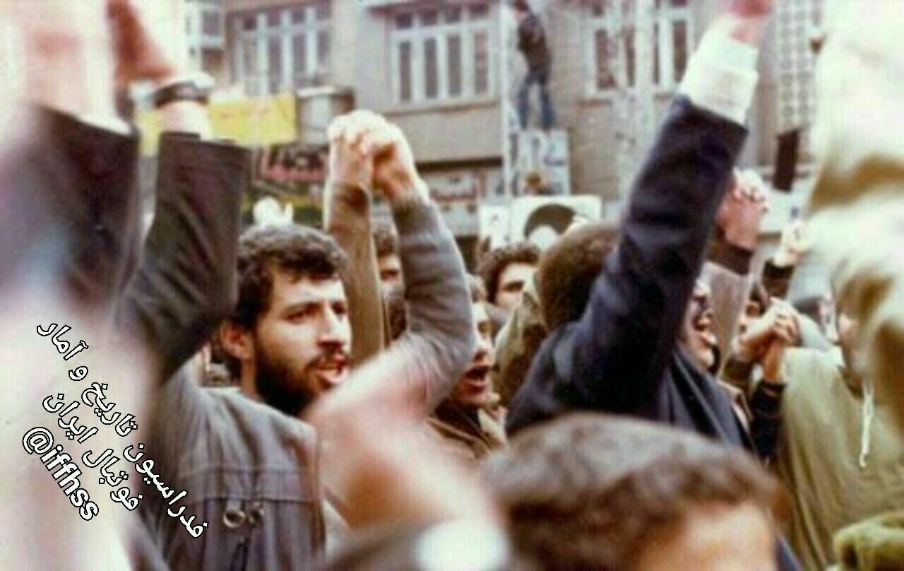(عکس‌) علی پروین و محمد مایلی‌کهن در راهپیمایی بهمن ۵۷