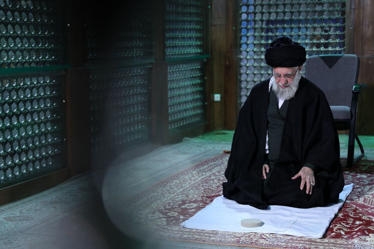 رهبر انقلاب اسلامی در مرقد امام خمینی (ره) و گلزار شهدا حضور یافتند