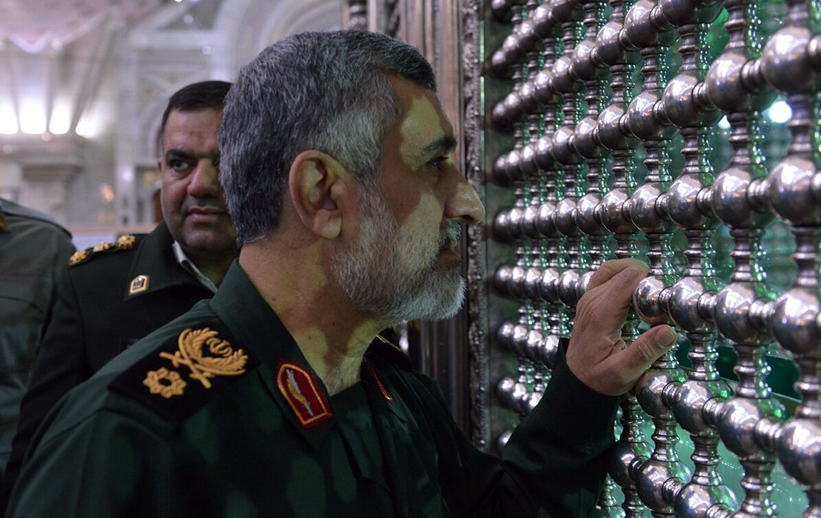 عکس جالب از سردار حاجی زاده با دانش آموزان دبستانی
