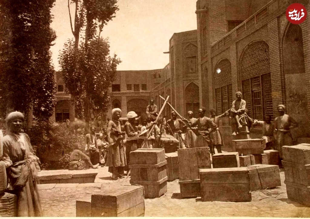 (تصاویر) سفر به عصر قاجار؛ چاپارخانۀ رشت، حمّام تهران، قهوه‌خانۀ اصفهان