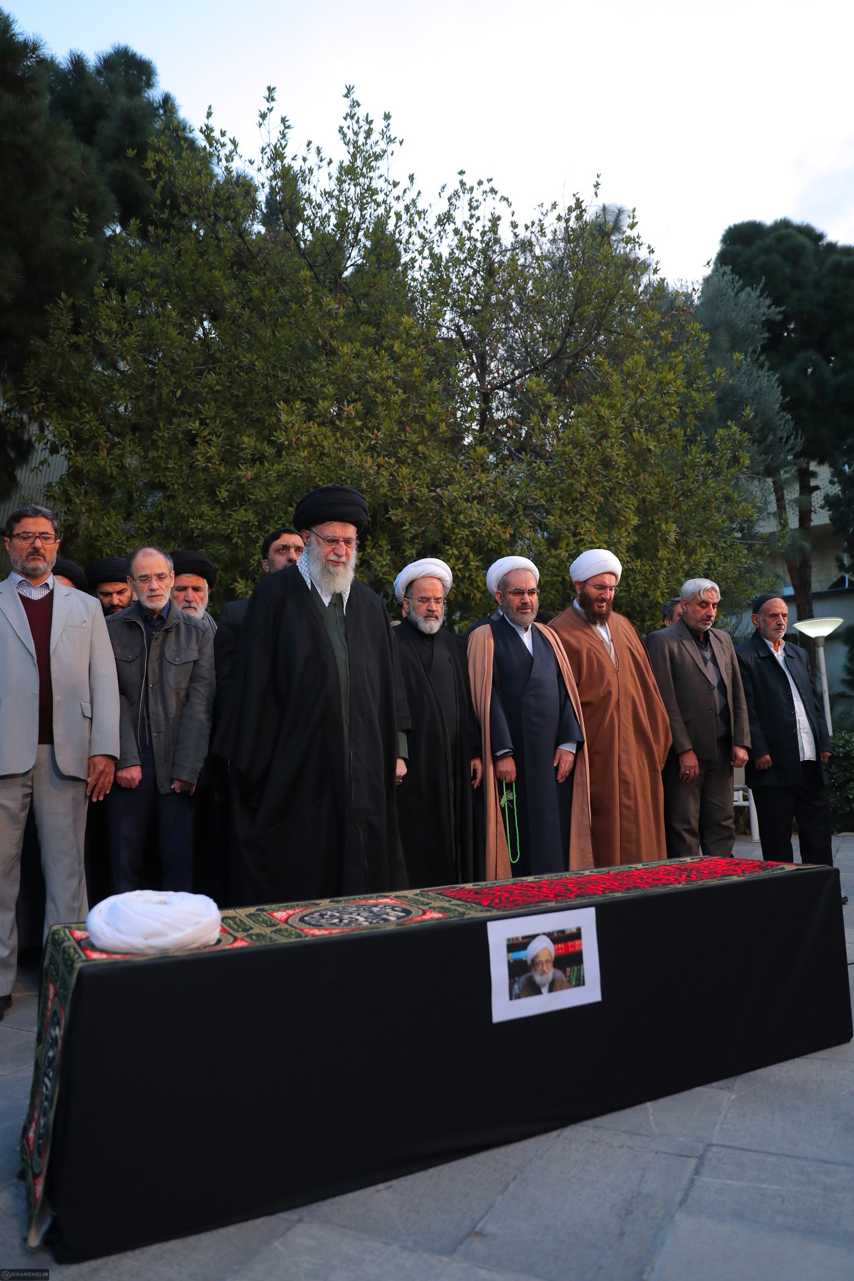 اقامه نماز رهبر انقلاب بر پیکر آیت‌الله امامی‌کاشانی