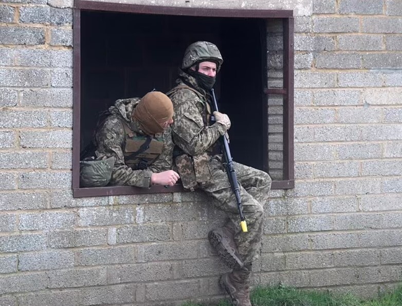 درون اردوگاه‌های آموزشی مخفی بریتانیا برای جنگ با روسیه چه می‌گذرد؟