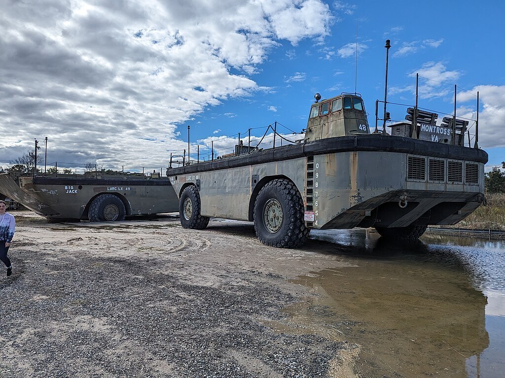 لارک-ال اکس؛ غول عجیب آمریکایی با ۶ متر ارتفاع و سابقه حضور در جنگ ویتنام