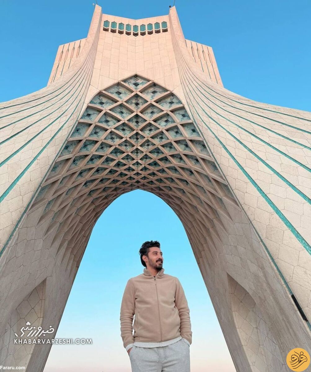 (عکس) ژست دهه ۶۰ رضا گوچی زیر برج آزادی