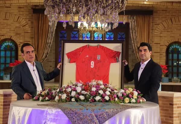 (عکس) طارمی با پیراهنش زندانی آزاد می‌کند