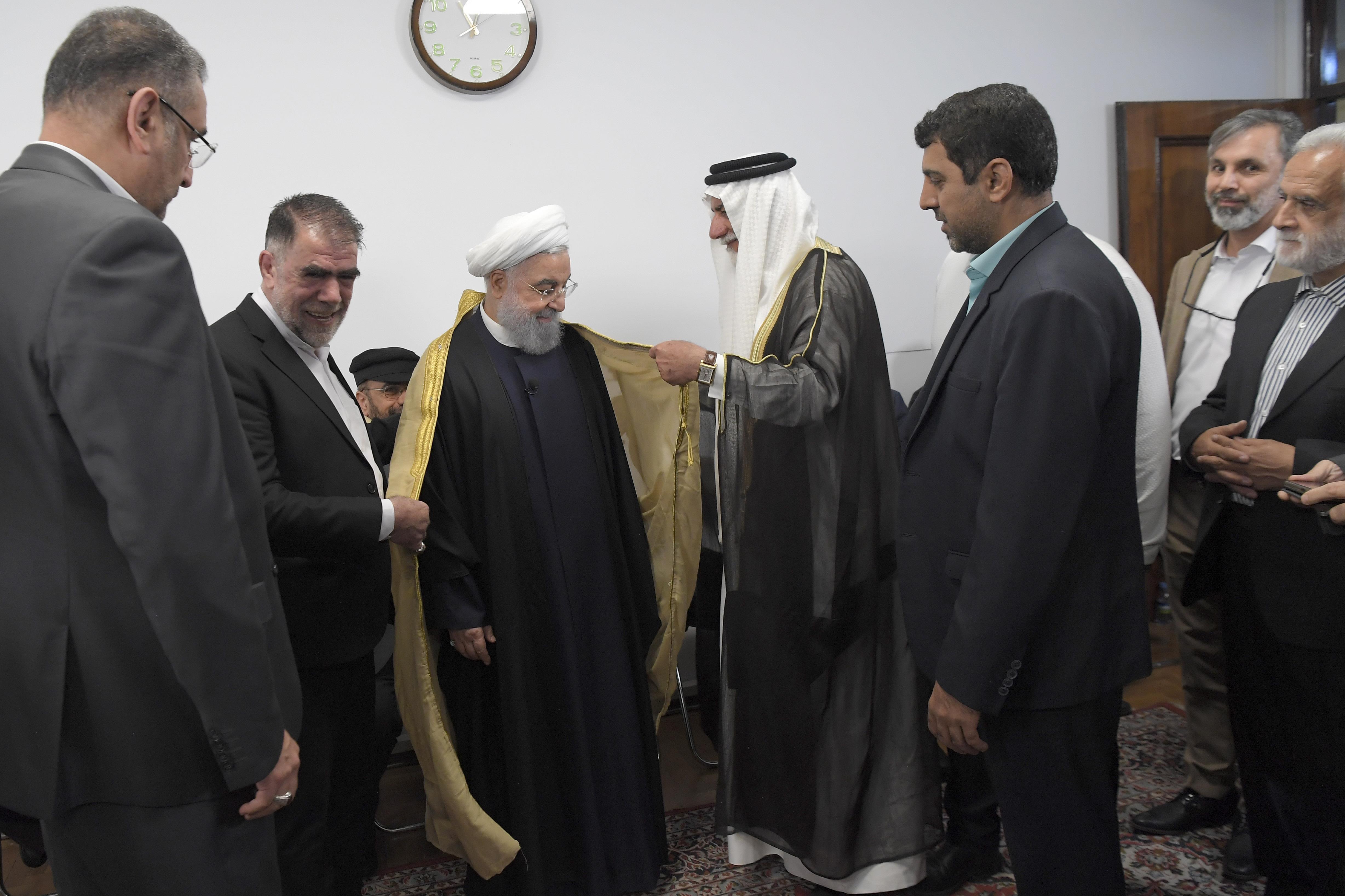 (عکس) حسن روحانی عبای عربی پوشید