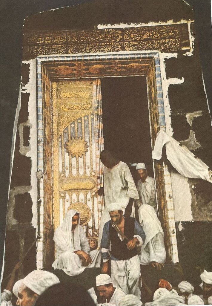 (تصاویر) تصاویری دیده‌نشده از مراسم حج ۷۰ سال پیش/ وقتی حجاج وارد کعبه می‌شدند