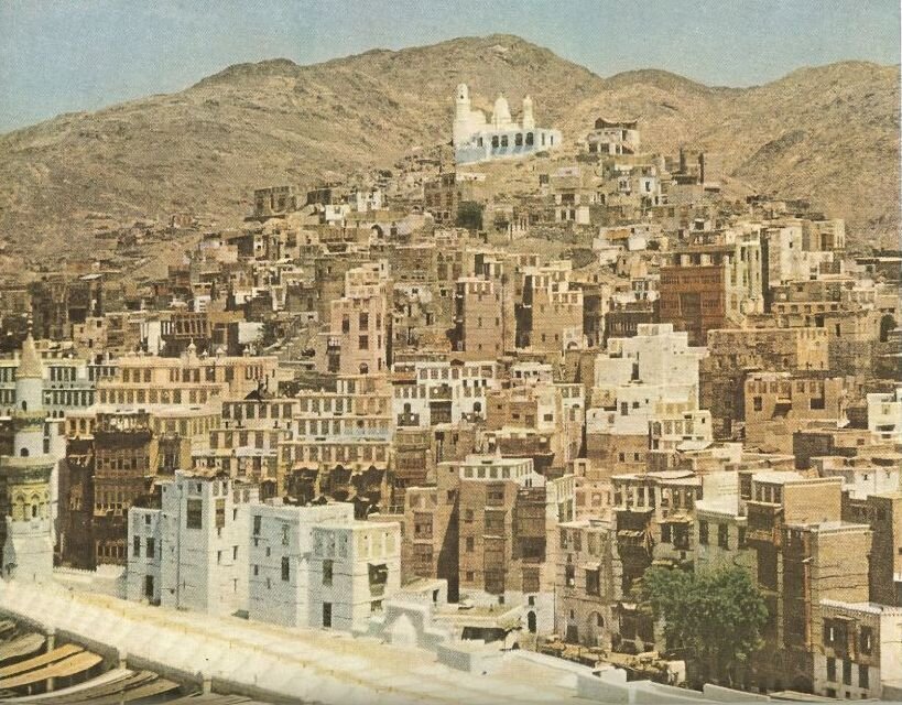 (تصاویر) تصاویری دیده‌نشده از مراسم حج ۷۰ سال پیش/ وقتی حجاج وارد کعبه می‌شدند