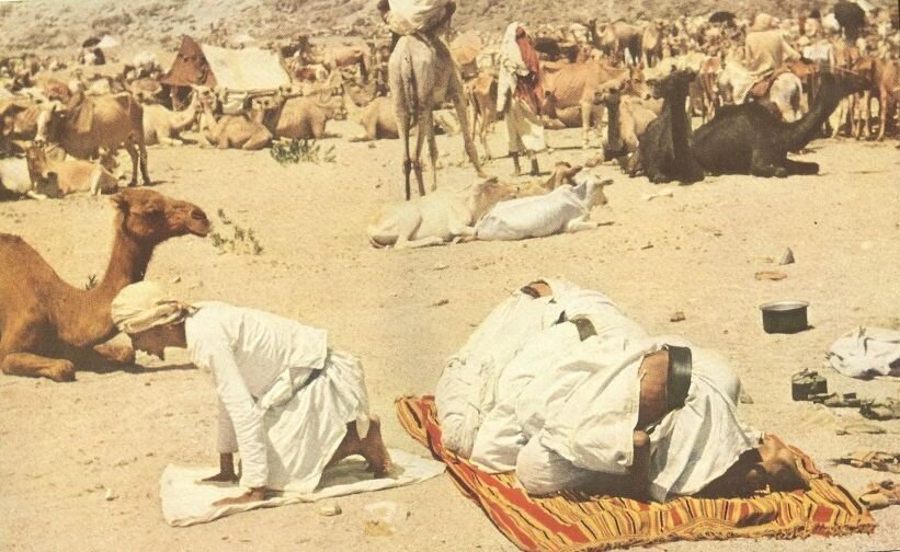 (تصاویر) تصاویری دیده‌نشده از مراسم حج ۷۰ سال پیش/ وقتی حجاج وارد کعبه می‌شدند