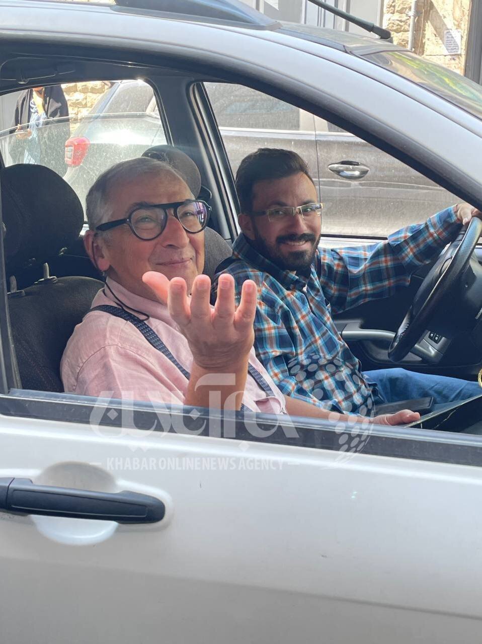 آخرین عکس و مصاحبه صادق زیباکلام پیش از زندانی شدن: اوین رفتن را افتخار نمی‌دانم/ برای نظام نمی‌ارزد که بگویند صادق زیباکلام را گرفتند