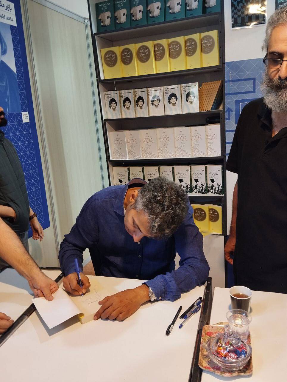 (عکس) محبوبیت وصف ناپذیرِ عادل فردوسی‌پور در نمایشگاه کتاب