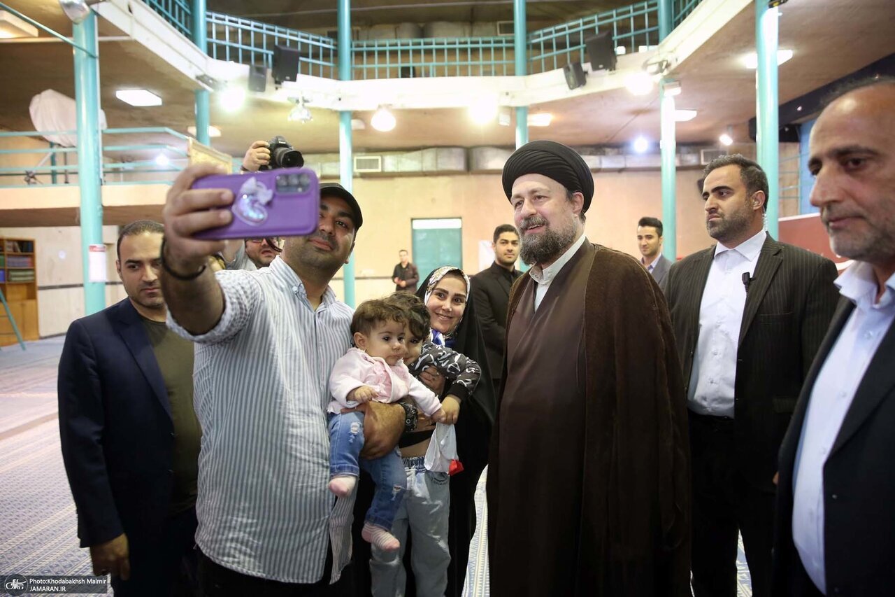 عکسی سلفی با سیدحسن خمینی پای صندوق رأی /خوش و بش نوه امام با رأی دهندگان