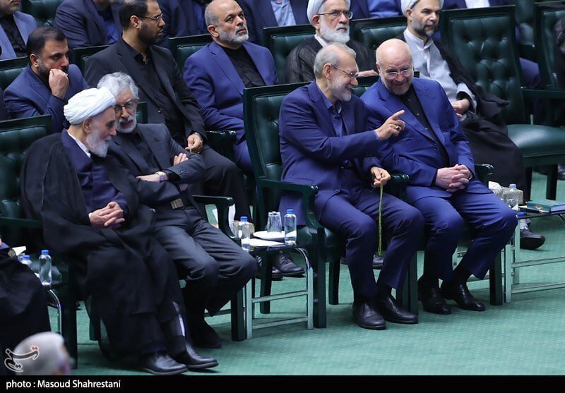 خوش و بش علی لاریجانی و قالیباف در مراسم افتتاحیه مجلس دوازدهم