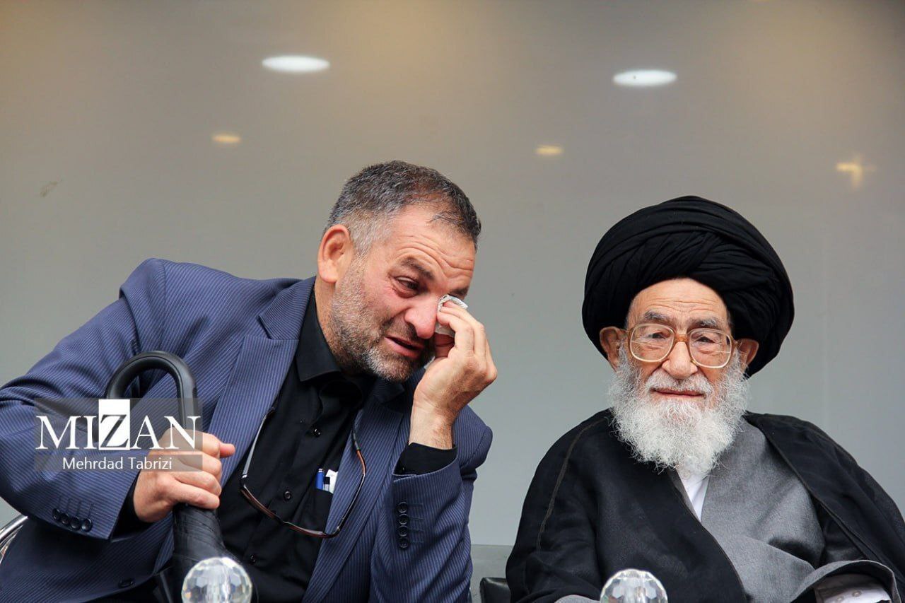 (تصویر) پدر آیت‌الله آل‌هاشم در مراسم تشییع او