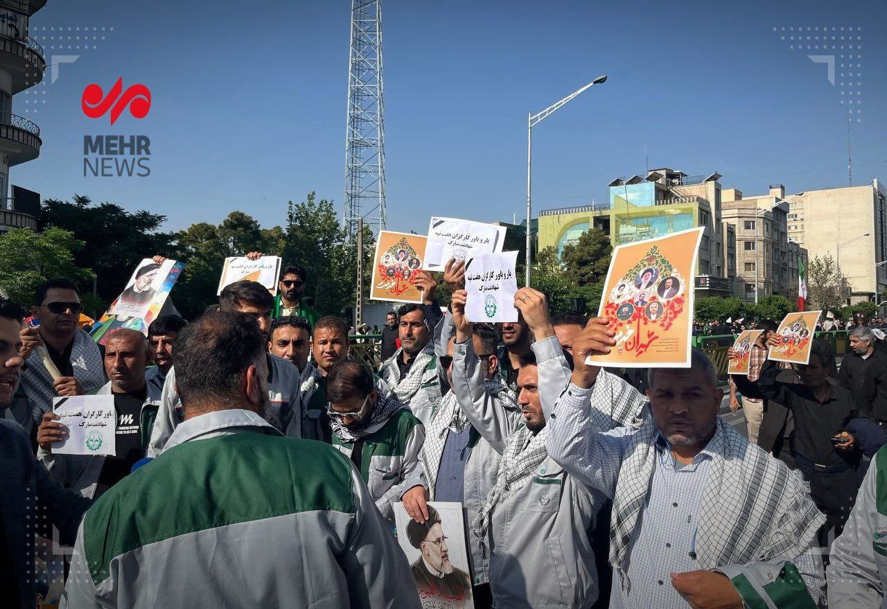 (تصویر) حضور کارگران «هفت تپه» در مراسم تشییع شهدای خدمت