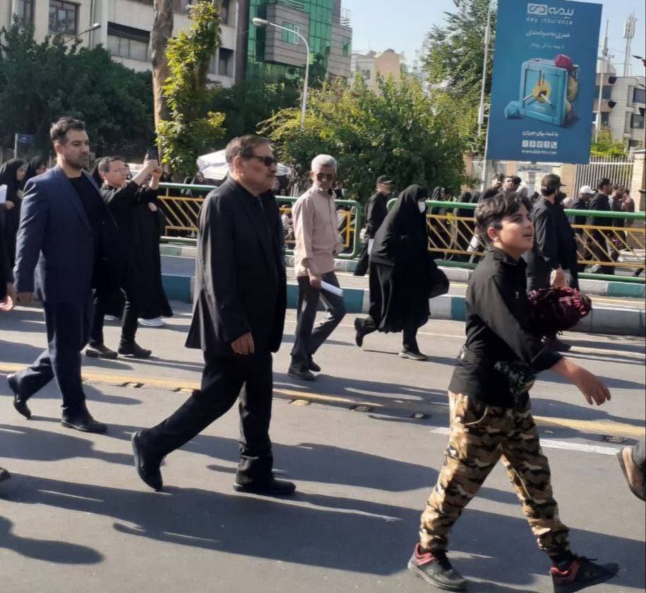 حضور علی شمخانی مشاور سیاسی رهبر انقلاب در جمع شرکت‌کنندگان در مراسم تشییع شهدا