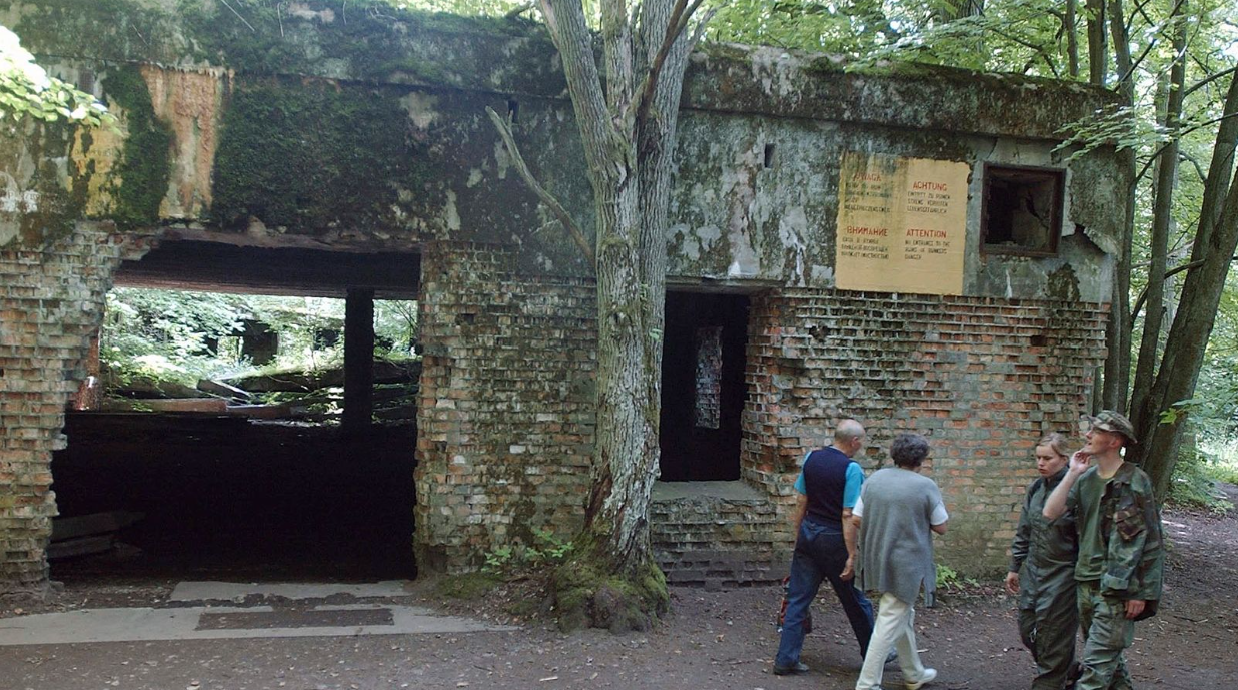 کشف ۵ جسد با دست و پا‌های قطع شده در قرارگاه آدولف هیتلر در لهستان