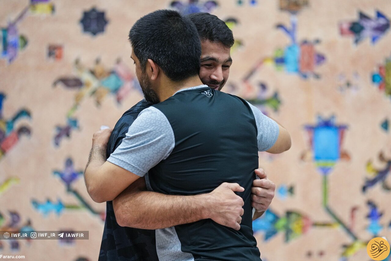(عکس) حسن یزدانی در آغوز علیرضا دبیر