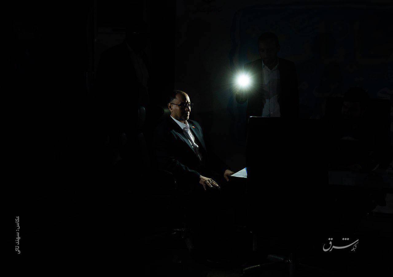 (تصویر) عکسی جالب‌توجه از وحید حقانیان در زمان ثبت‌نام نامزدهای انتخابات ریاست‌جمهوری که با قطع برق سالن ثبت‌نام کاندیداها در وزارت کشور همزمان شد.