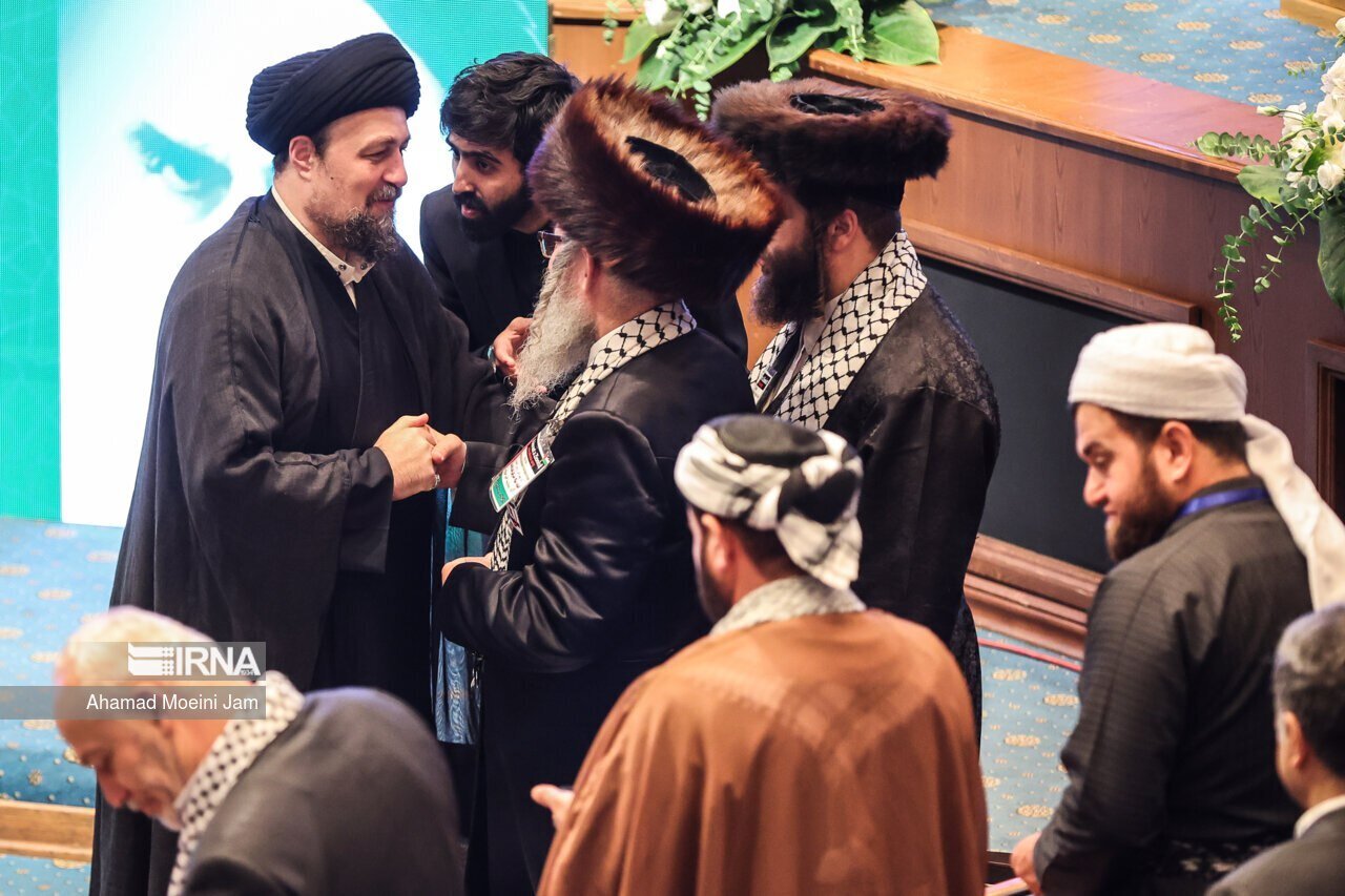 تصاویری از گپ‌وگفت سیدحسن خمینی و قالیباف در یک مراسم