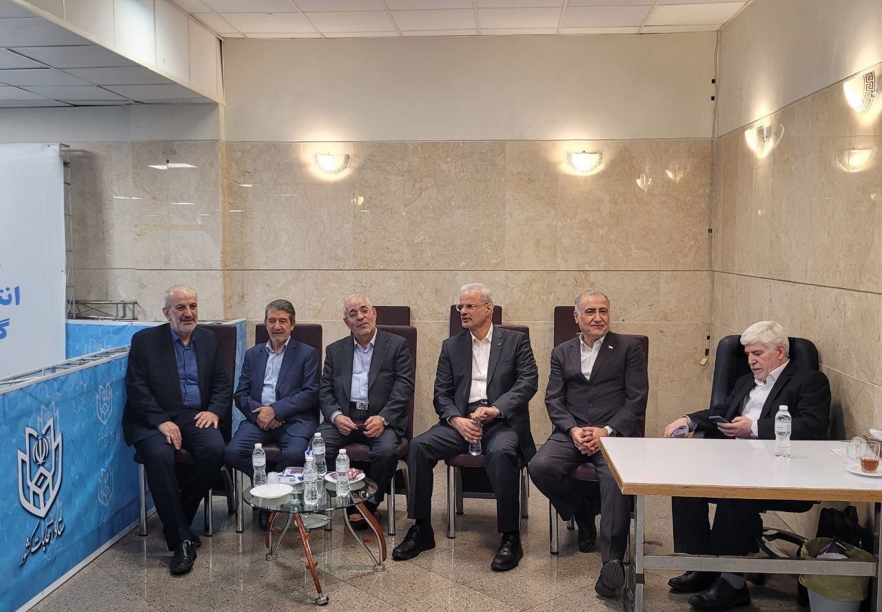 (عکس) رونمایی محمود احمدی‌نژاد از کابینه احتمالی‌اش