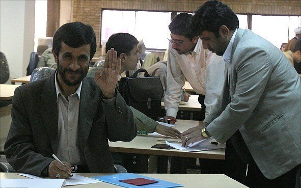 عکسی از تغییر چهره محمود احمدی نژاد طی ۱۹ سال / تاثیرات یک عمل زیبایی پلک