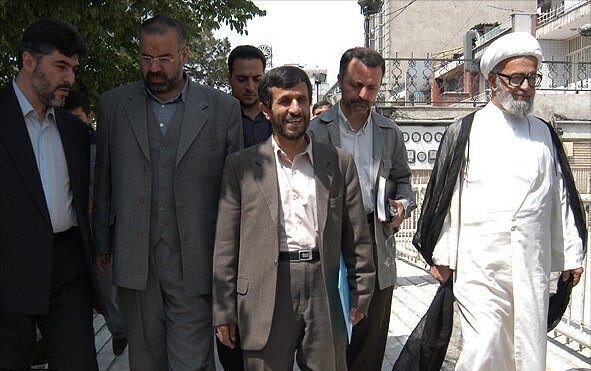 عکسی از تغییر چهره محمود احمدی نژاد طی ۱۹ سال / تاثیرات یک عمل زیبایی پلک