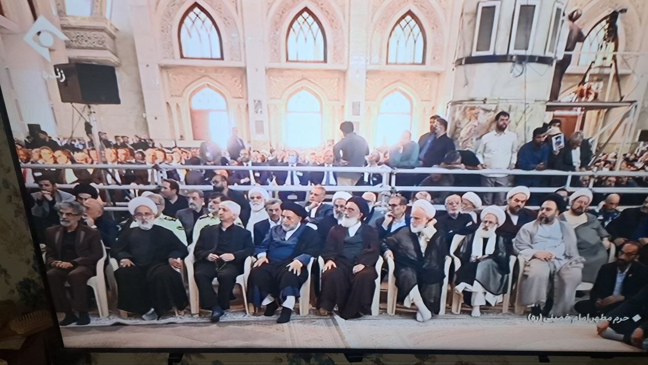 عکسی از احمدی نژاد در مراسم سالگرد ارتحال امام خمینی (ره)