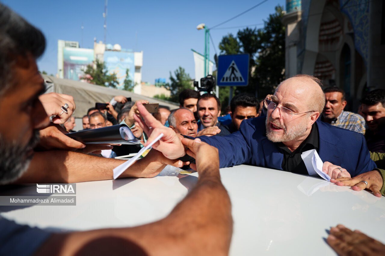 (عکس) قابی متفاوت از قالیباف در خیابان؛ بوسه آقای کاندیدا بر پیشانی یک شهروند