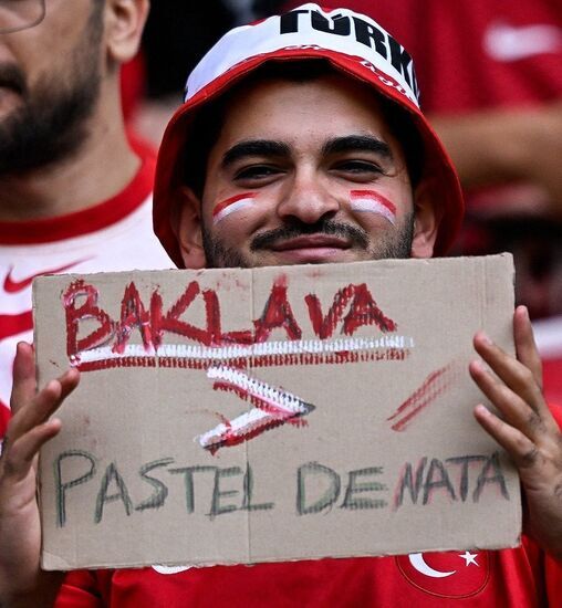 کری‌خوانی با طعم غذا در یورو ۲۰۲۴؛ هواداران ترکیه و پرتغال، خوراکی‌های خود را به رخ کشیدند!