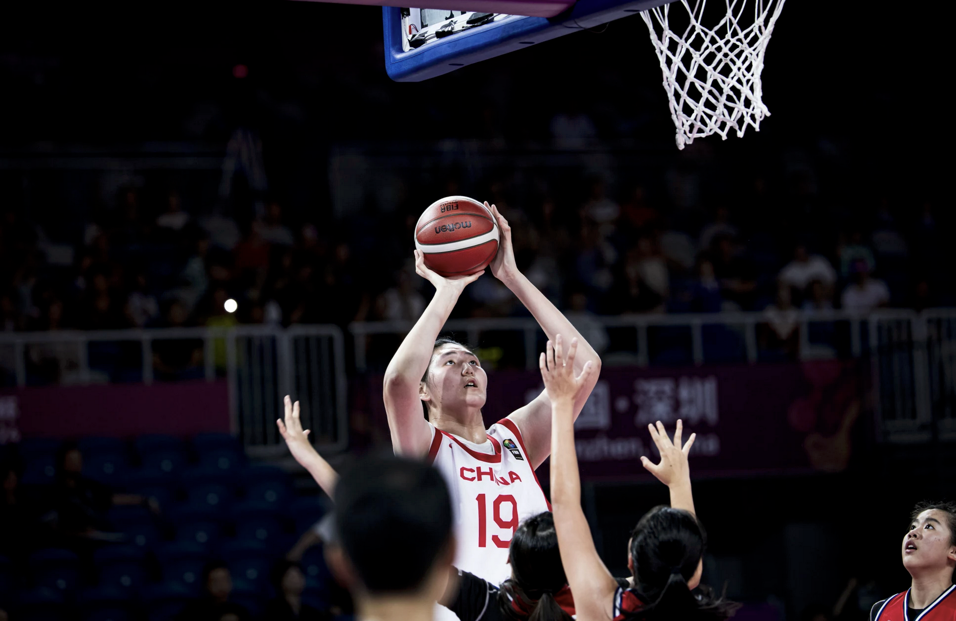 بسکتبالیست نوجوان با ۲ متر و ۱۳ سانتی متر بلندقد‌ترین زن جهان