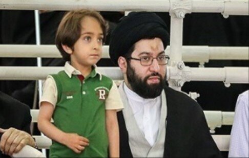 (تصویر) حضور فرزند مقام معظم رهبری در مراسم چهلم رئیسی و دیگر شهیدان پرواز