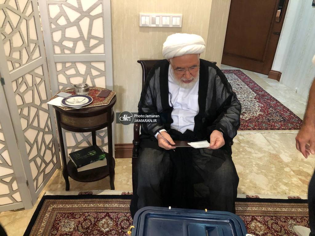 مهدی کروبی رای خود را به صندوق انداخت