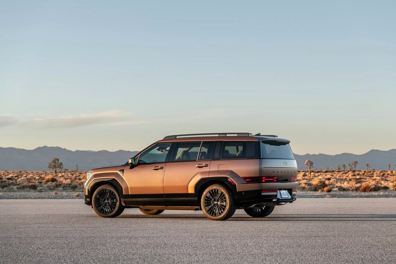 (تصاویر) سانتافه جدید نیامده به مشکل خورد! / حرکت ناخواسته و واژگونی خودرو در هنگام پارک