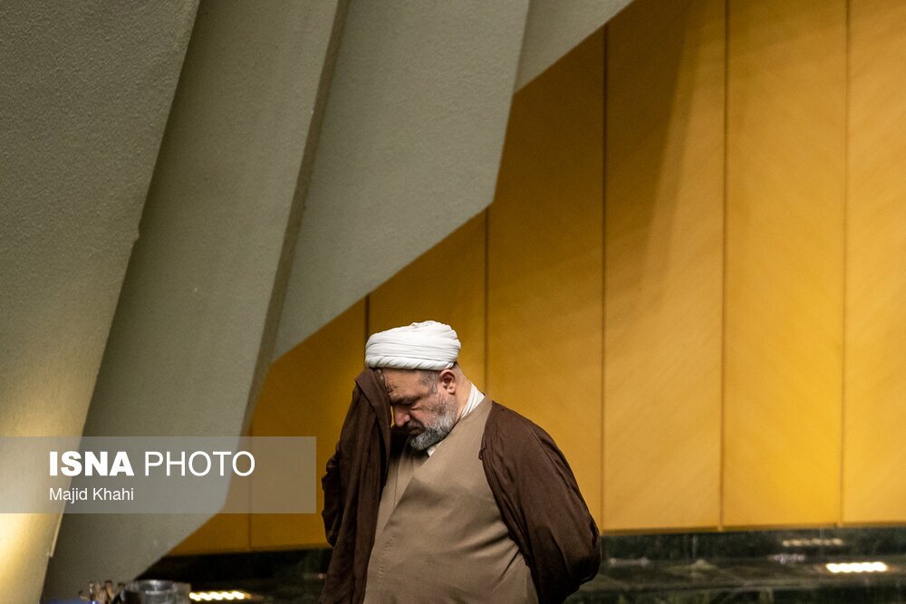 (تصویر) عکس جالب از چهره غمگین حمید رسایی در زمان حضور پزشکیان در صحن مجلس؛ امیرحسین ثابتی و مالک شریعتی نظاره گر شدند