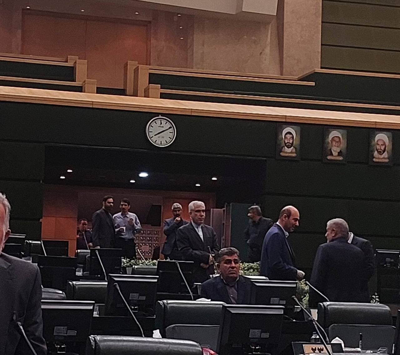 (تصویر) عکس جالب از چهره غمگین حمید رسایی در زمان حضور پزشکیان در صحن مجلس؛ امیرحسین ثابتی و مالک شریعتی نظاره گر شدند