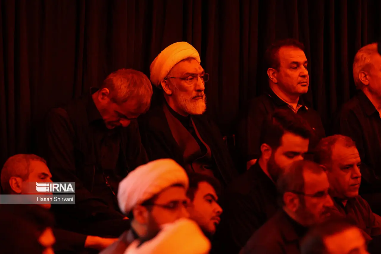 تصویری از حضور کاندیدای انتخابات در حسینیه هدایت پای منبر شیخ حسین انصاریان
