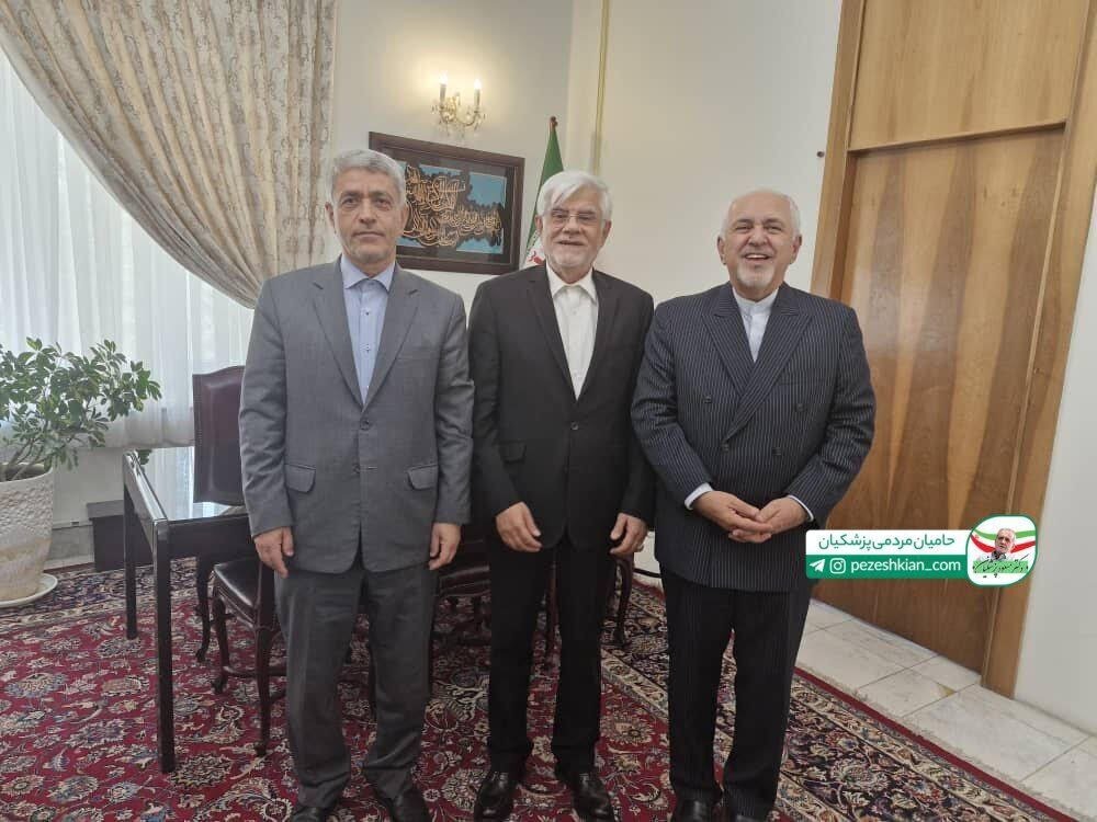 (تصویر) عکس یادگاری ظریف با دو چهره کلیدی دولت پزشکیان؛ طیب نیا در رأس تیم اقتصادی قرار می‌گیرد؟