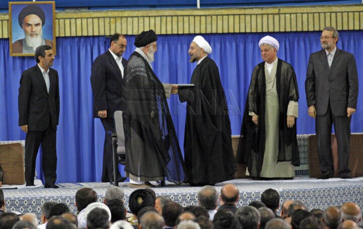 لاریجانی سمت چپ رهبر انقلاب ایستاد / رئیسی از کنار احمدی نژاد بلند شد و پیش سیدحسن خمینی رفت