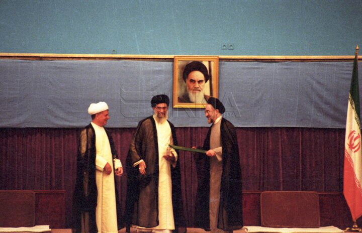 نگاهی به مراسم تنفیذ حکم ۸ رئیس جمهور ایران؛ از غیبت‌های حاشیه‌ساز تا برگزاری مراسم در بیمارستان