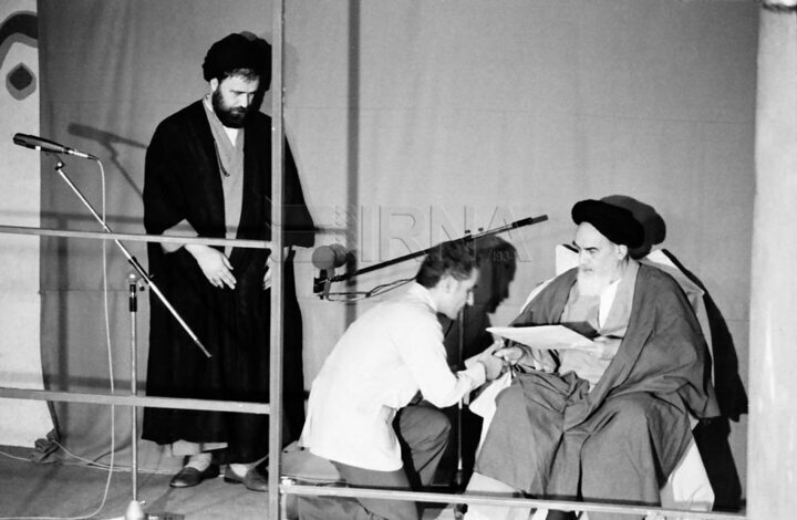 نگاهی به مراسم تنفیذ حکم ۸ رئیس جمهور ایران؛ از غیبت‌های حاشیه‌ساز تا برگزاری مراسم در بیمارستان