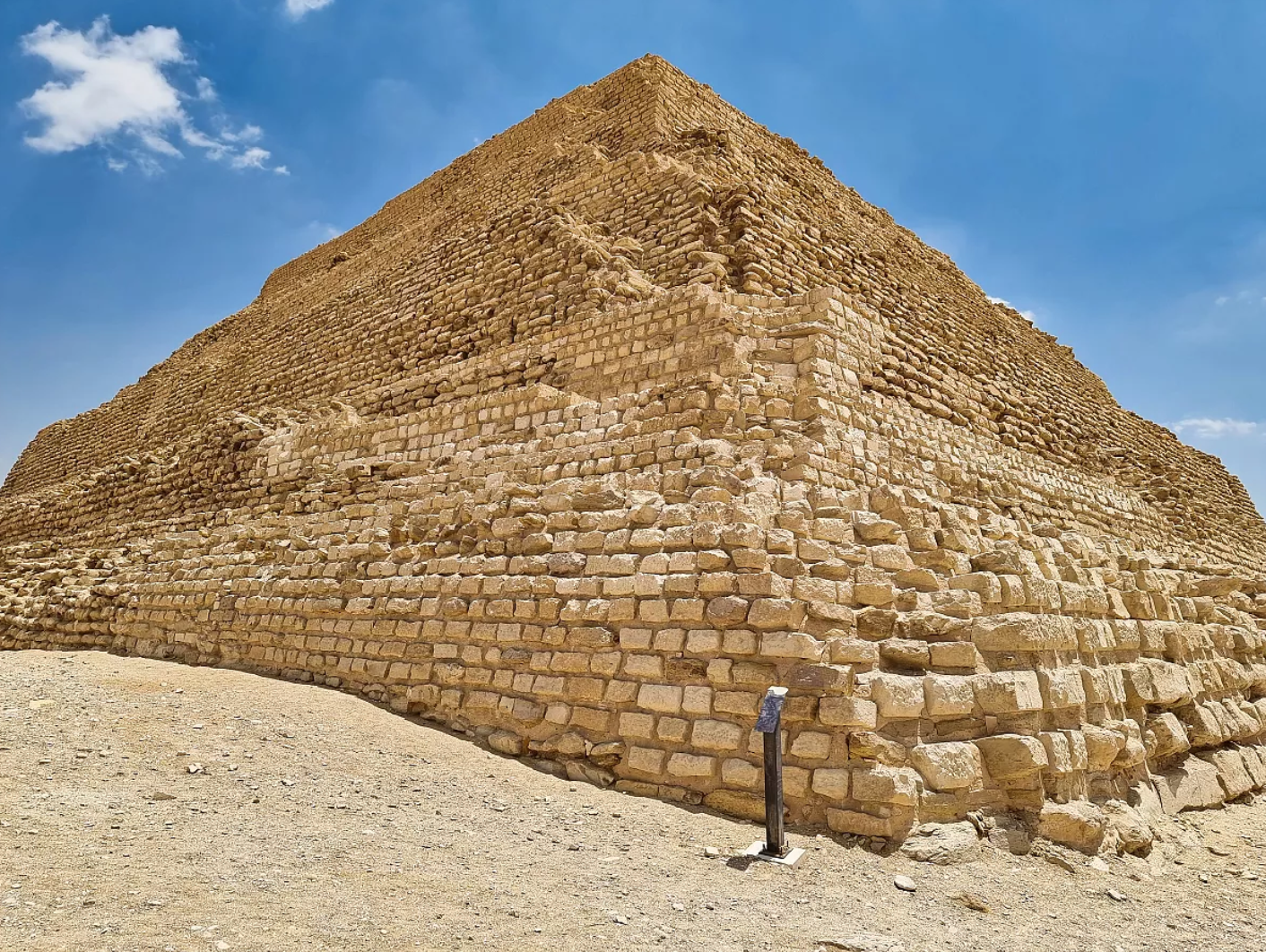 مصریان باستان چگونه سنگ‌های سنگین قدیمی‌ترین هرم جهان را روی هم چیده‌اند؟