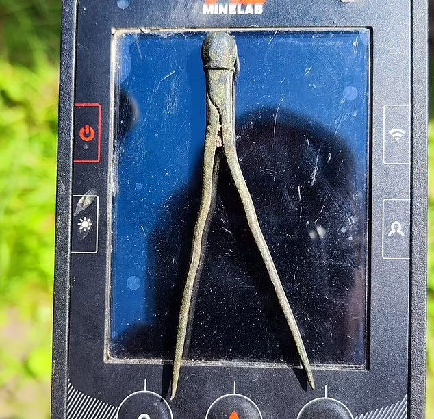 کشف قطب نمای ۵۰۰ ساله نیکلاس کوپرنیک در قلعه‌ای در لهستان