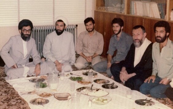 (تصویر) عکس جالب از رهبر انقلاب در کنار دو رفیق شهیدشان در روز‌های بسیار دور