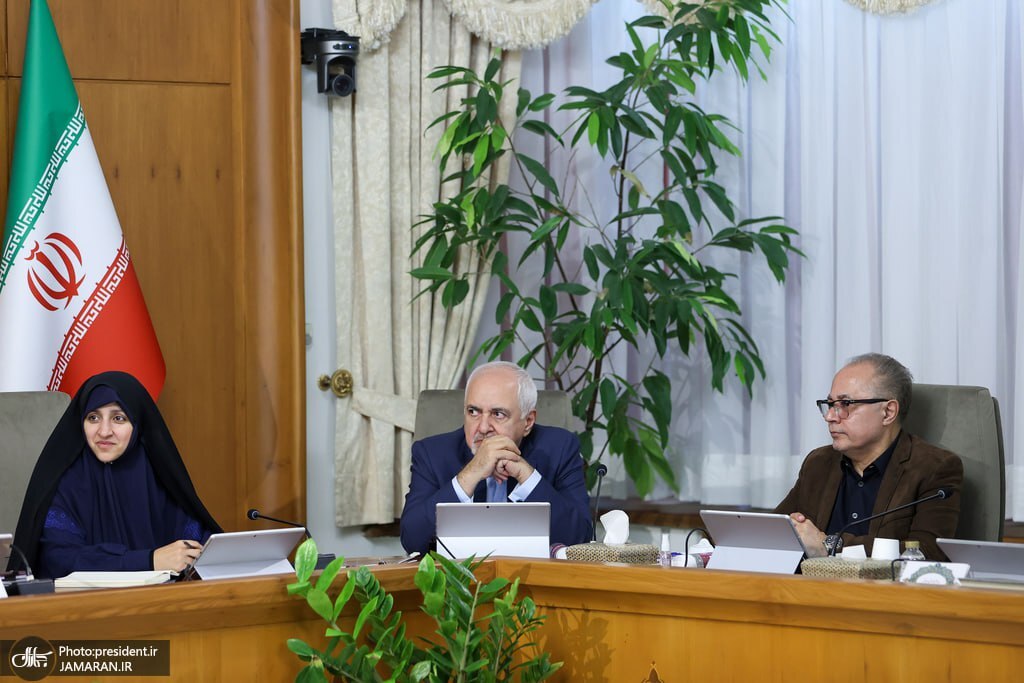 (تصویر) اولین حضور ظریف در جلسه دولت پس از بازگشتش