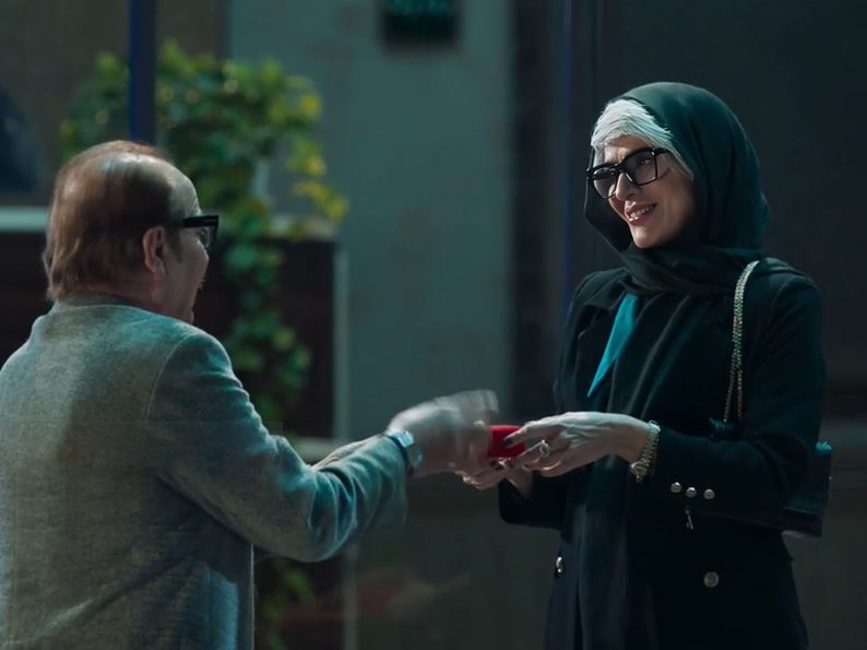 سحر دولتشاهی در قسمت هفتم سریال «داریوش» با چندوضعیت ظاهری و آرایش مختلف دیده می‌شود، اتفاقی که به بررسی آن پرداخته‌ایم | رمز و راز سحر