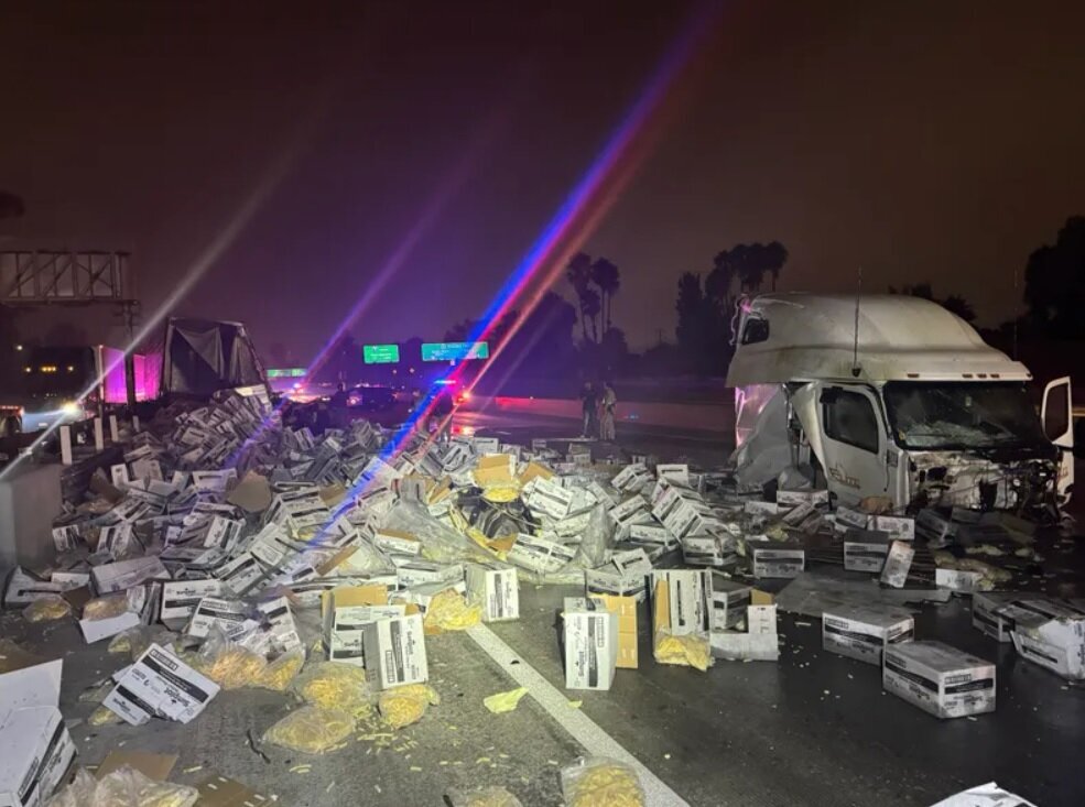 (تصاویر) جاده‌ای که پر از سیب‌زمینی سرخ‌کرده شد